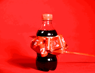 輕輕一拉瓶標，可樂秒變新年禮物！
