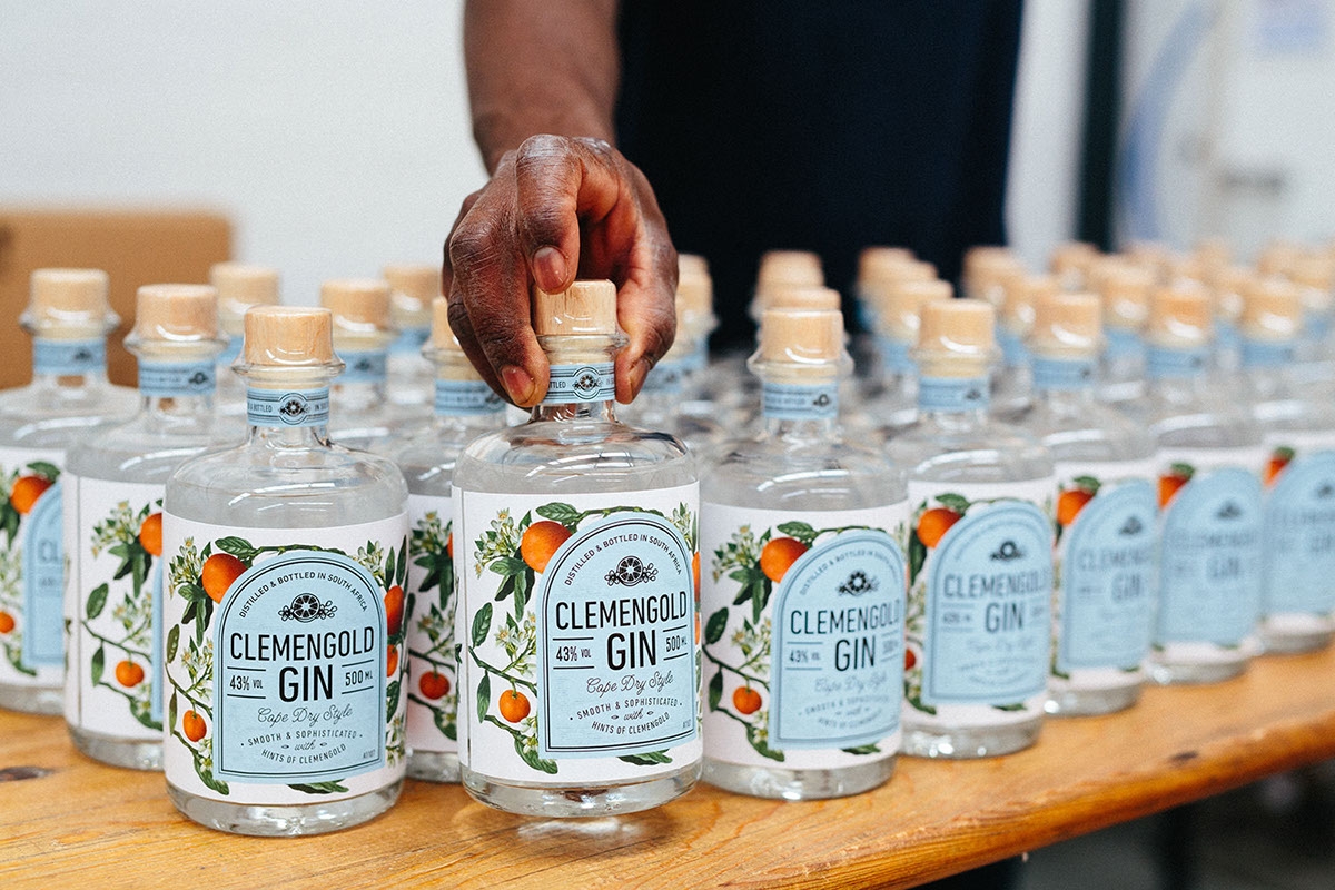 經典海角干燥風格，淡淡的柑橘味白酒包裝設計