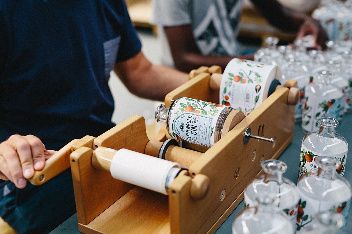 經典海角干燥風格，淡淡的柑橘味白酒包裝設計