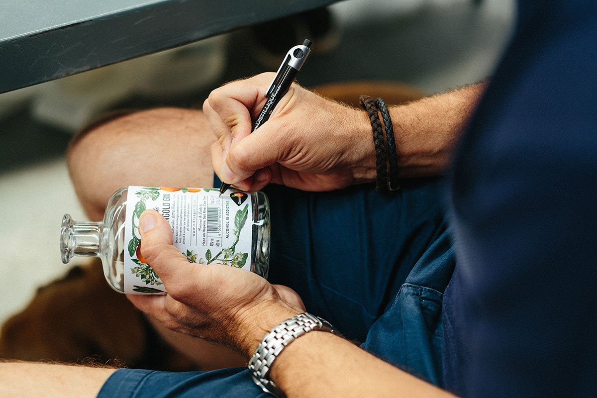 經典海角干燥風格，淡淡的柑橘味白酒包裝設計