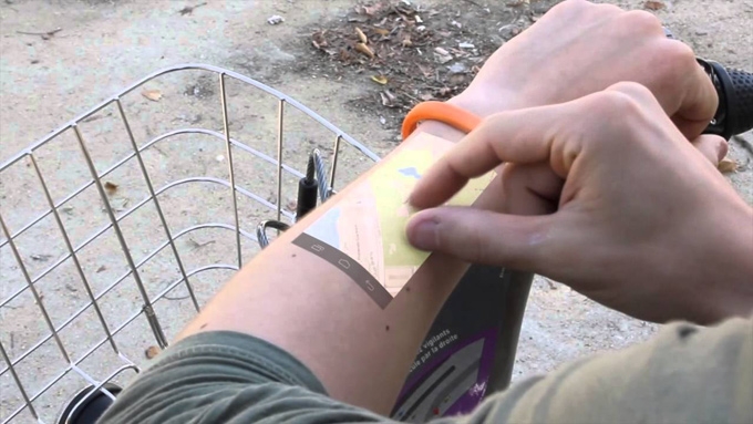 直接在手臂上玩手機？|科技產品設計